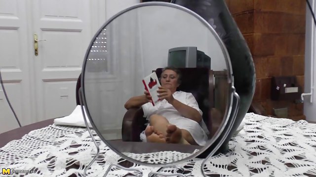 بانوی زیبا به یک دانلودفیلم سوپرخارجی پسر استمناء کمک کرد